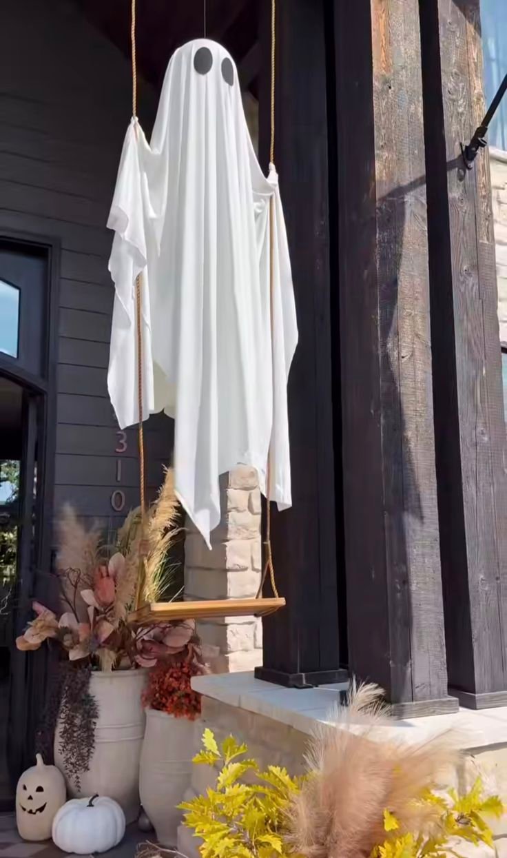 Cute and Spooky Ghost Decor Ideas for Halloween