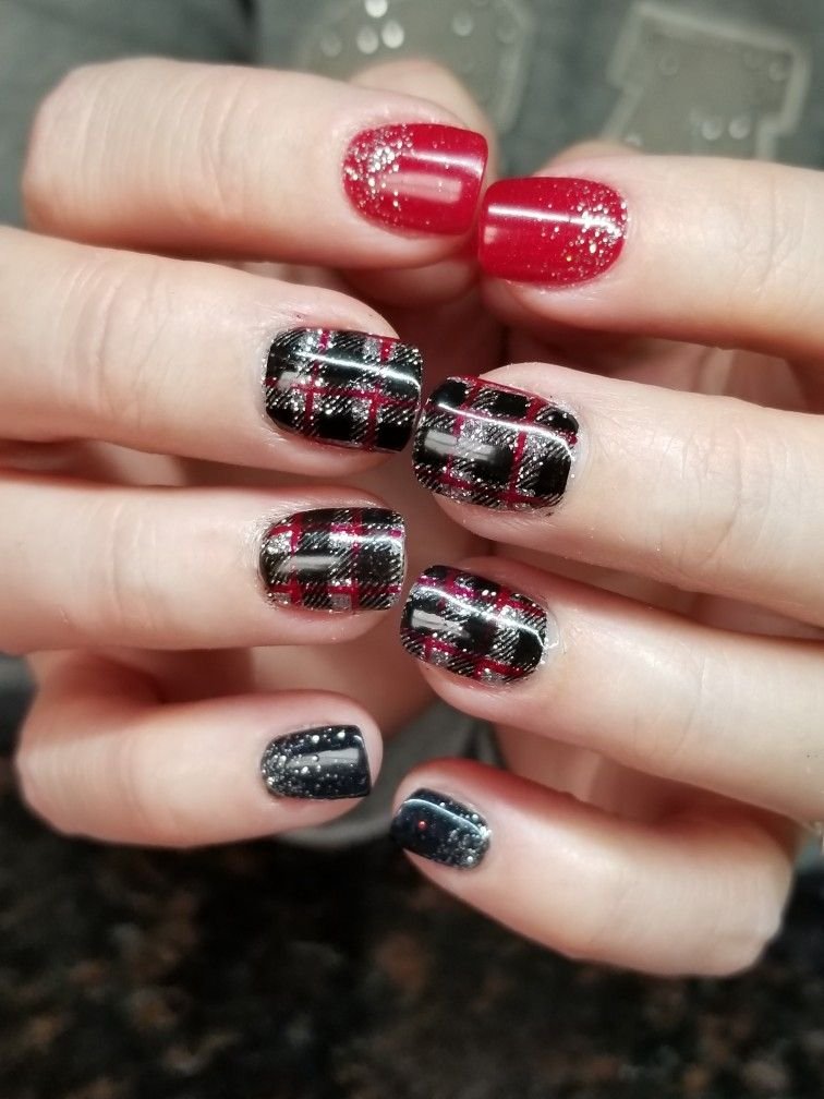 Buffalo plaid nails