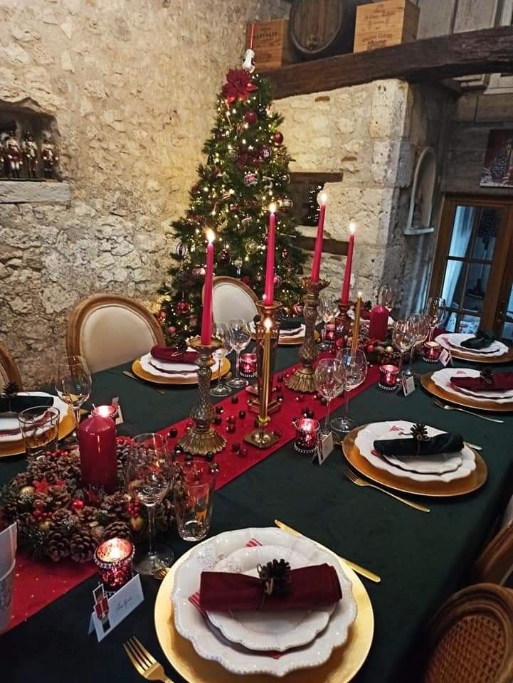 Christmas Table setting with gold placemats, red charger plates