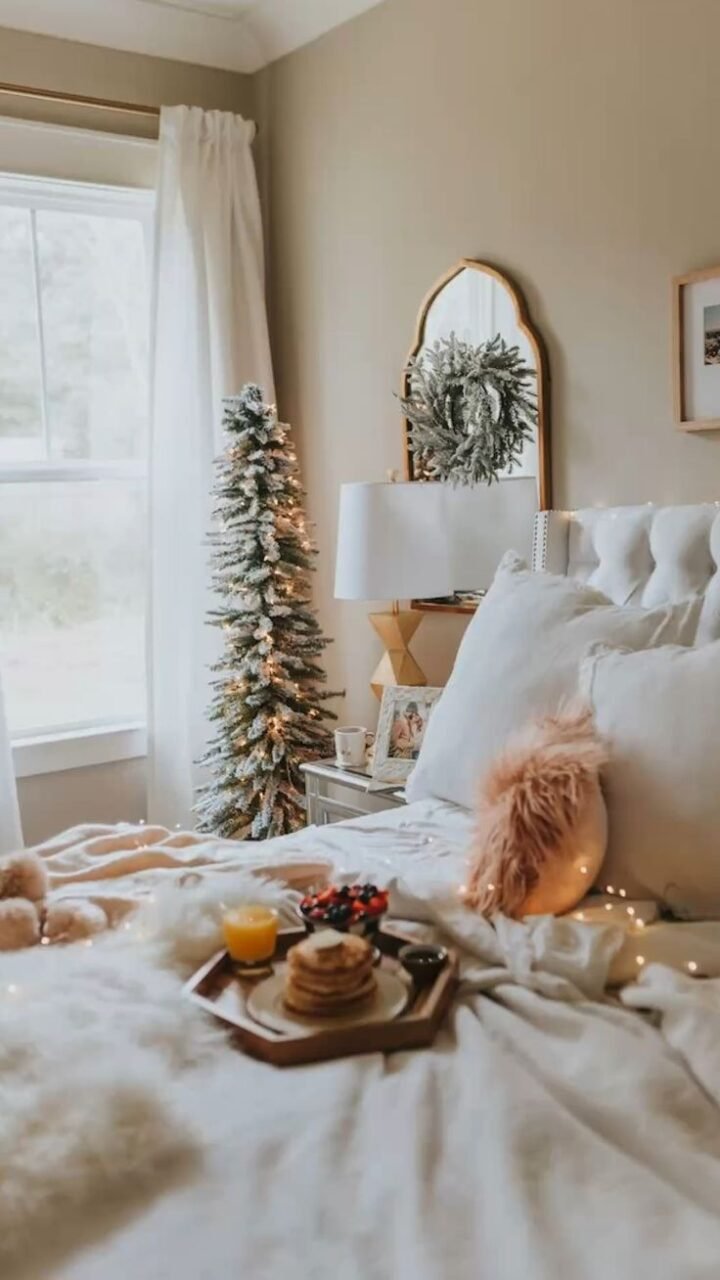 41 Unique and Eye-Catching Christmas Bedroom Decorating Ideas