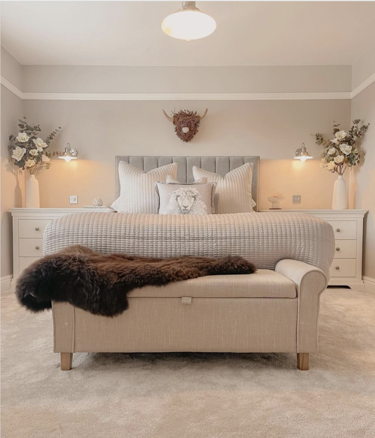 Best Neutral Bedroom Ideas With Brown Accents And White Bedside Nightstands