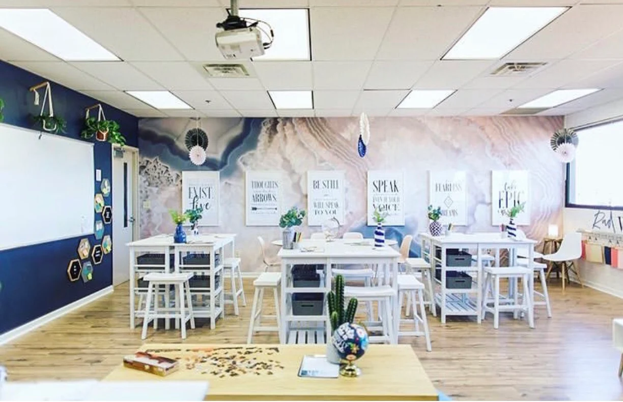 Dark Blue and Pink Classroom Decoration Idea
