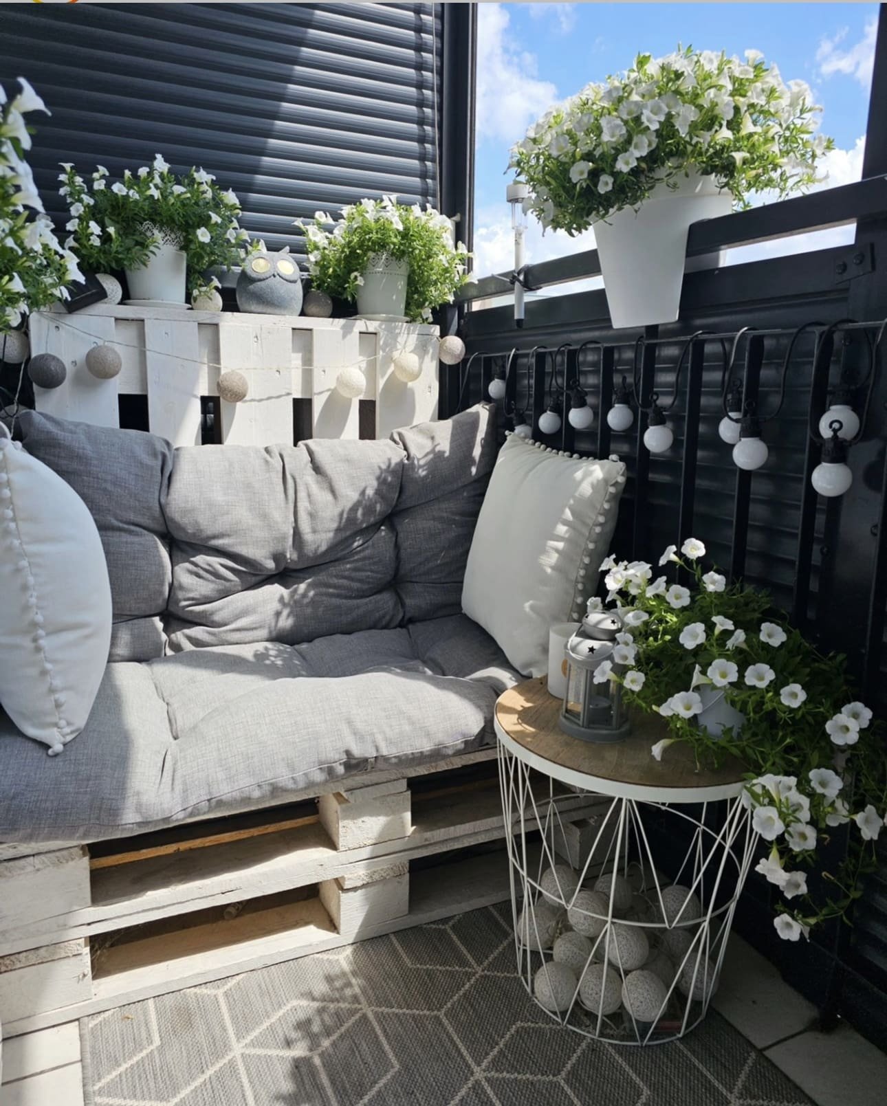 Go for a Black and White Scheme