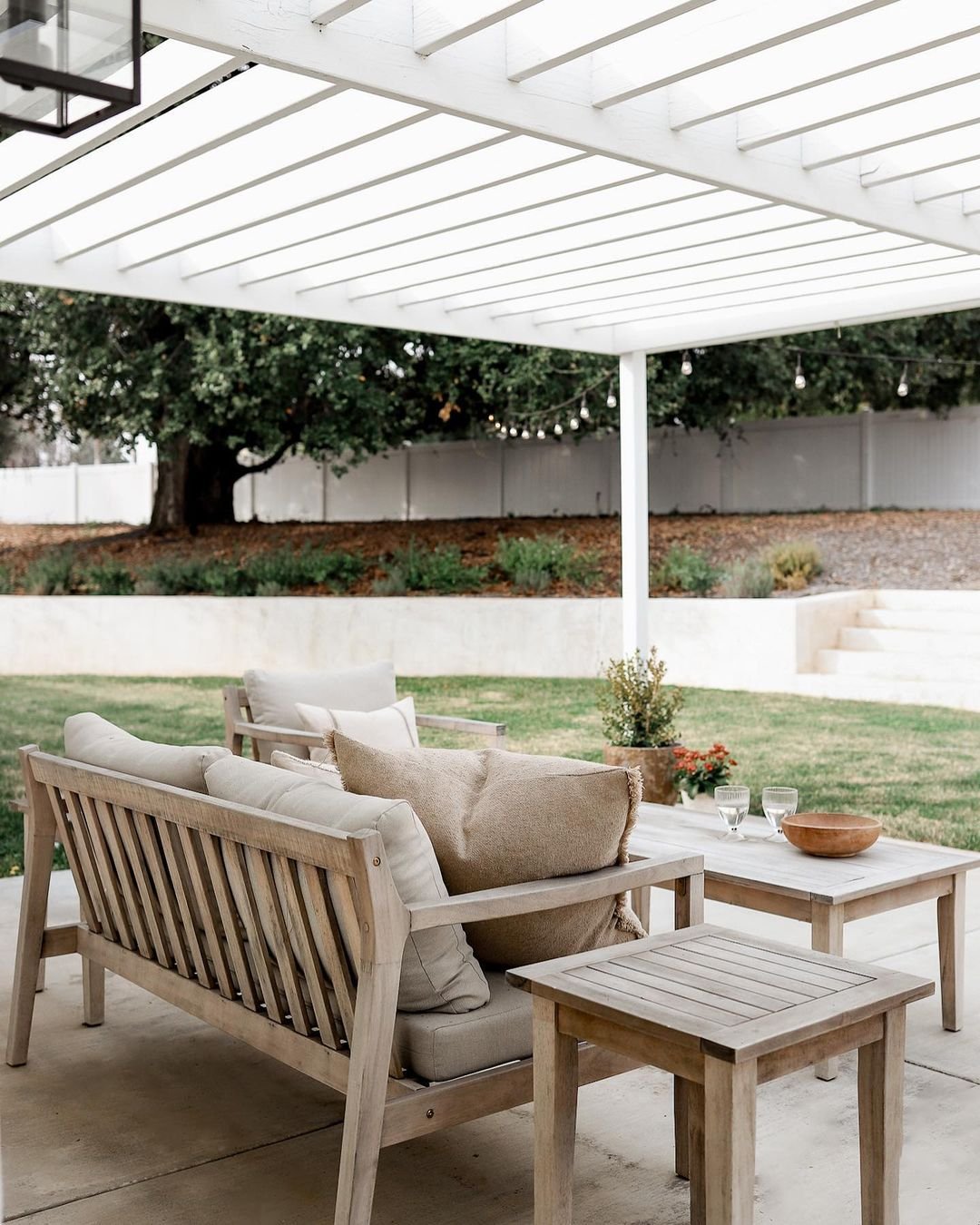 Minimalist Elegance Under Geometric Lines
