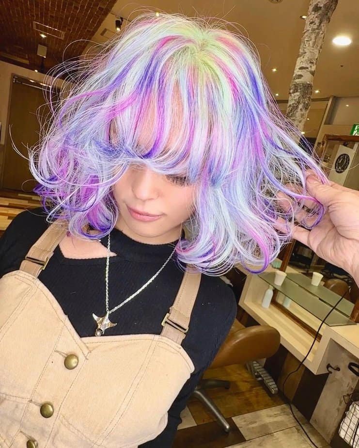 Pale-tone bob