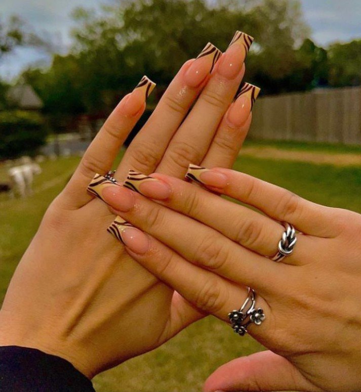 Neutral Wavy Nails
