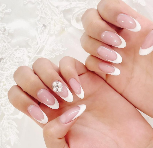 Beautiful Pearl Accentuated Wedding Nails