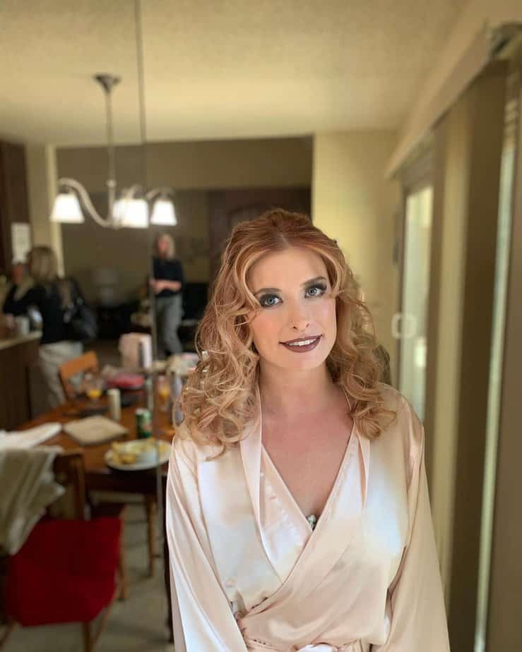 Frizzy prom hairstyle