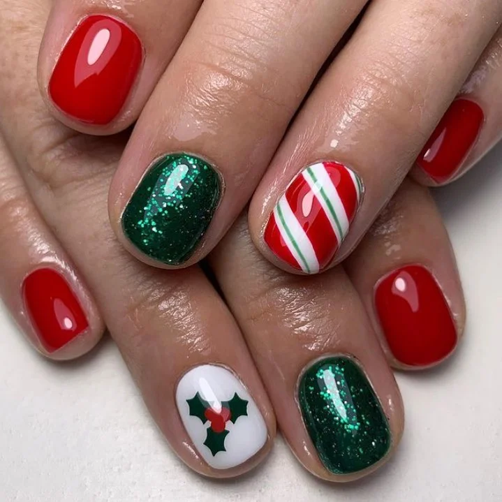 Short Red & Green Nails Art