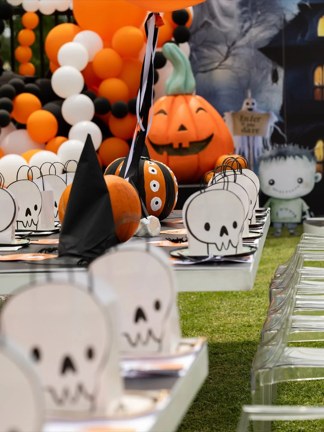 Friendly Skull Table Layout